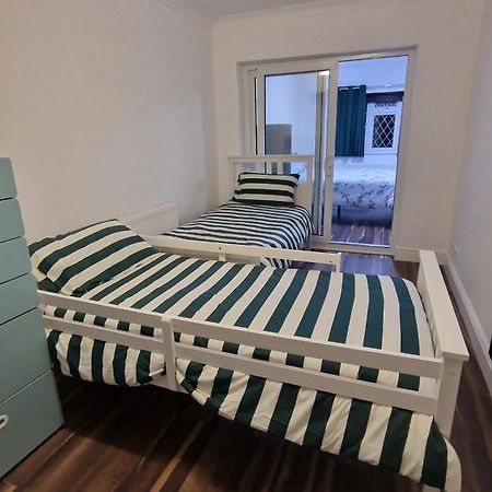 Comfort Sleep - Rooms With Shared Facilities Windsor Esterno foto