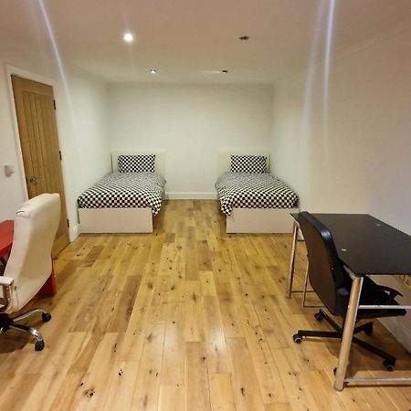 Comfort Sleep - Rooms With Shared Facilities Windsor Esterno foto