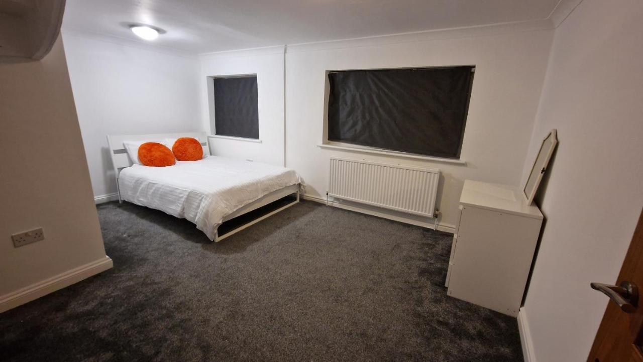 Comfort Sleep - Rooms With Shared Facilities Windsor Esterno foto
