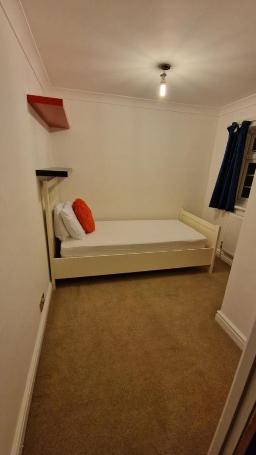 Comfort Sleep - Rooms With Shared Facilities Windsor Esterno foto