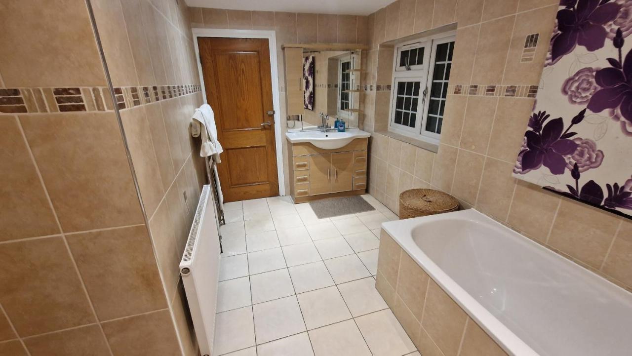 Comfort Sleep - Rooms With Shared Facilities Windsor Esterno foto