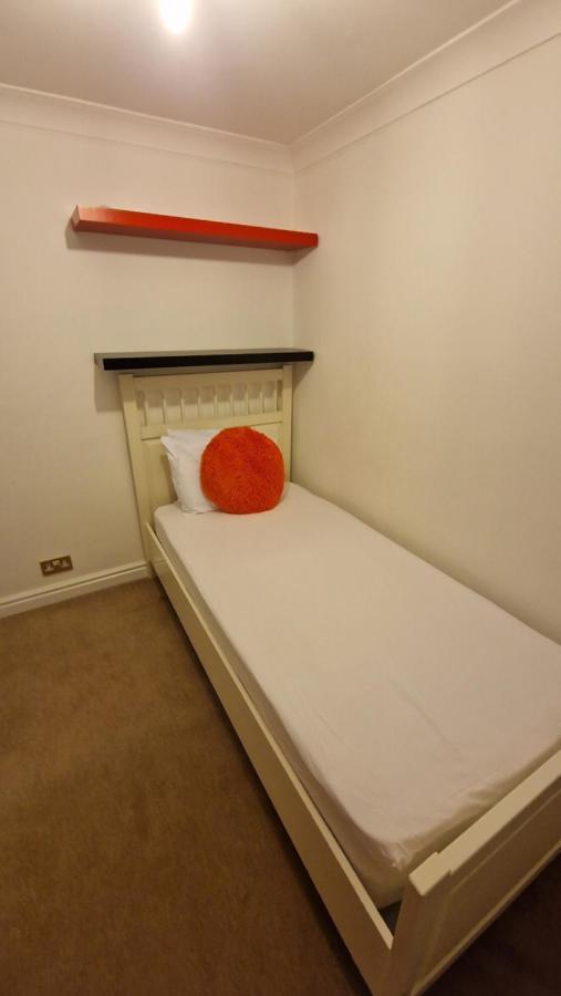 Comfort Sleep - Rooms With Shared Facilities Windsor Esterno foto