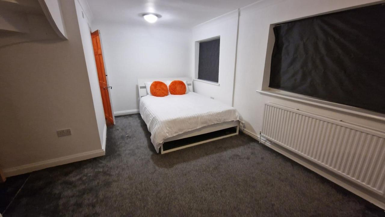 Comfort Sleep - Rooms With Shared Facilities Windsor Esterno foto