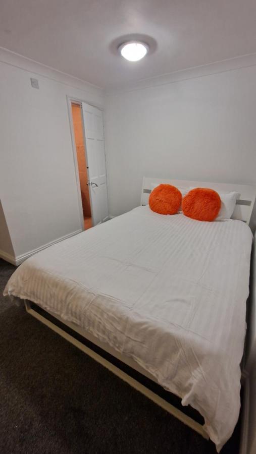 Comfort Sleep - Rooms With Shared Facilities Windsor Esterno foto