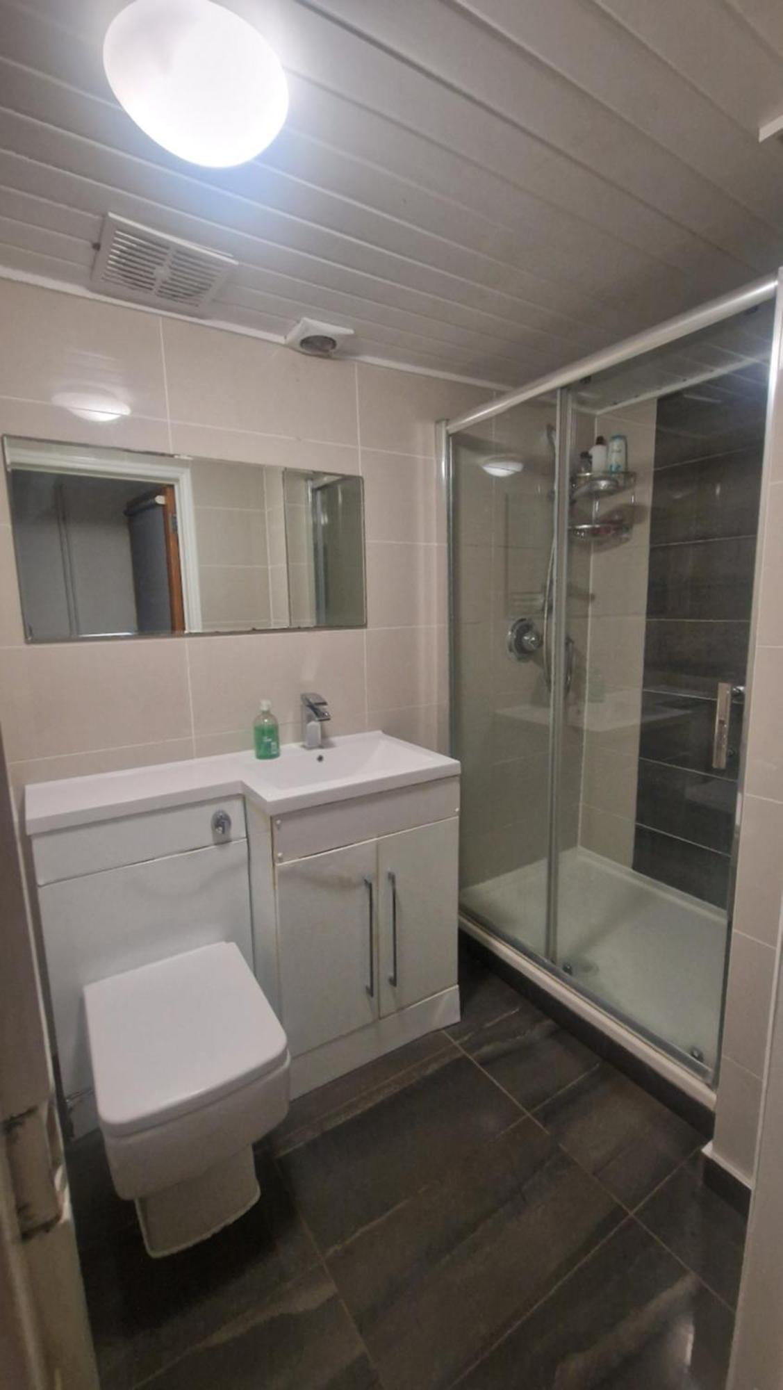 Comfort Sleep - Rooms With Shared Facilities Windsor Esterno foto