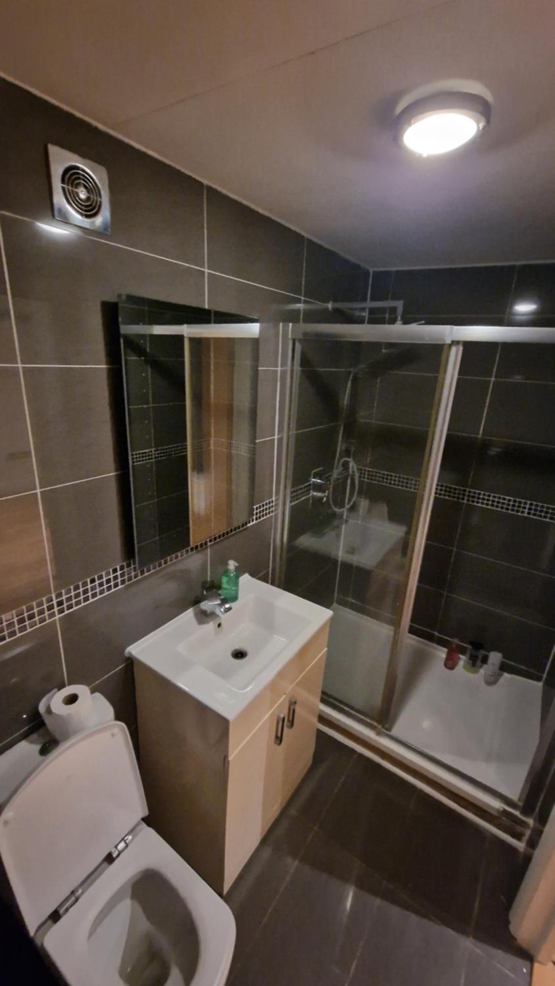 Comfort Sleep - Rooms With Shared Facilities Windsor Esterno foto